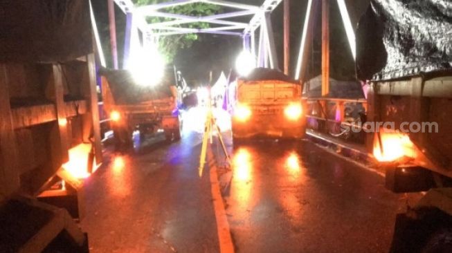 Pekerja Mulai Uji Beban Jembatan Sungai Battang Palopo - Luwu