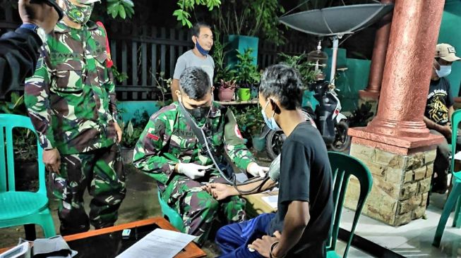 Prajurit TNI di Subang Datangi Rumah-rumah Warga di Malam Hari