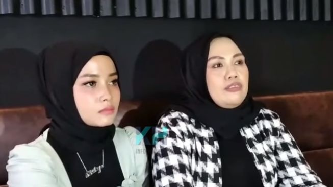 Elly Sugigi dan anak angkatnya, Ocha (YouTube.com)