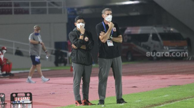 Peleatih Persija Jakarta, Angelo Alessio (kanan) dan manajer Bambang Pamungkas, saat memimpin timnya menghadapi Persib Bandung dalam laga pekan ke-12 BRI Liga 1 2021/2022 di Stadion Manahan, Solo, Sabtu (20/11/2021). [Suara.com/Ronald Seger Prabowo].