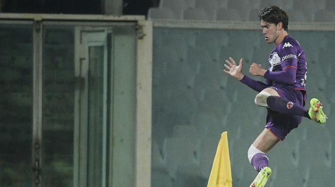 Pemain depan Fiorentina Dusan Vlahovic merayakan golnya usai mencetak gol keempat timnya selama pertandingan sepak bola Serie A Italia antara Fiorentina melawan  AC Milan di Stadion Artemio Franchi di Florence, Italia, Minggu (21/11) dini hari WIB. Filippo MONTEFORTE / AFP