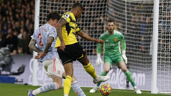 Striker Watford Brasil Joao Pedro (tengah) mencetak gol ketiga timnya selama pertandingan sepak bola Liga Premier Inggris antara Watford melawan Manchester United di Stadion Vicarage Road di Watford, Inggris tenggara, pada 20 November 2021. Ian KINGTON / AFP