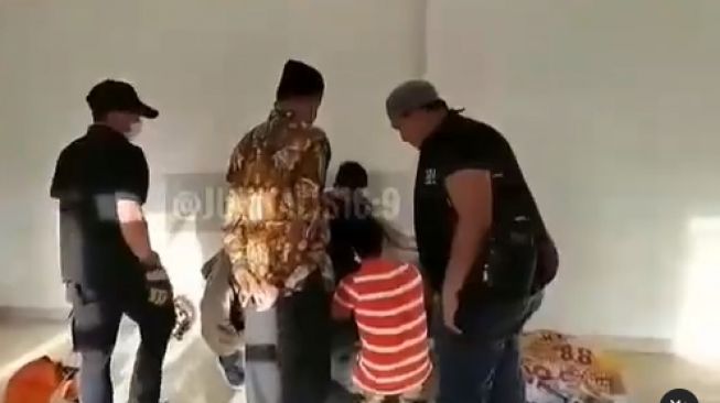 Karyawan minimarket nyaris lompat dari lantai 4 karena depresi terlilit pinjol. (Instagram)