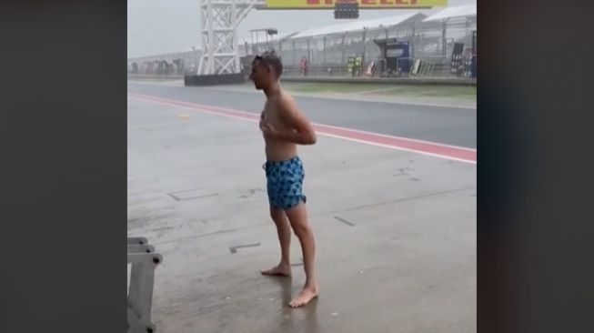 Viral Pembalap Prancis Mandi Hujan di Sirkuit Mandalika, Sabun Cuci Piring Bikin Ngakak
