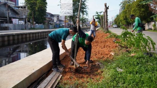 Hari Pohon Sedunia, Wali Kota Pontianak Tanam Pohon di Tepian Parit Sungai Raya Dalam