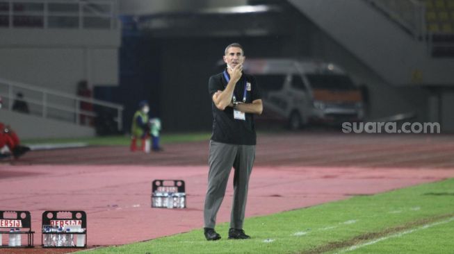 Peleatih Persija Jakarta, Angelo Alessio saat memimpin timnya menghadapi Persib Bandung dalam laga pekan ke-12 BRI Liga 1 2021/2022 di Stadion Manahan, Solo, Sabtu (20/11/2021). [Suara.com/Ronald Seger Prabowo].