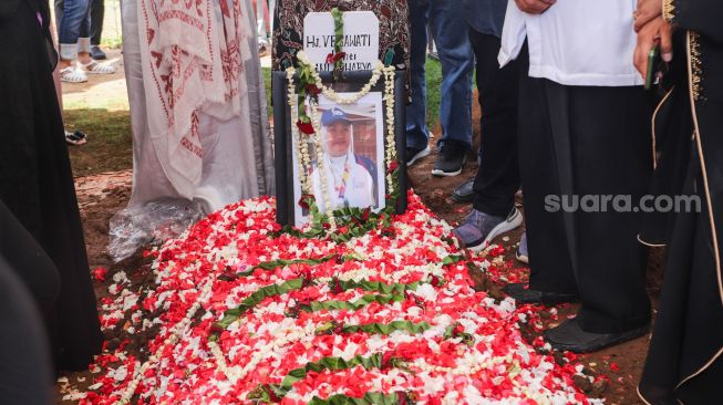 Pusara mantan Atlet Bulutangkis Hj. Verawaty Fajrin usai dimakamkan di TPU Tanah Kusir, Jakarta Selatan, Minggu (21/11/2021). [Suara.com/Alfian Winanto]