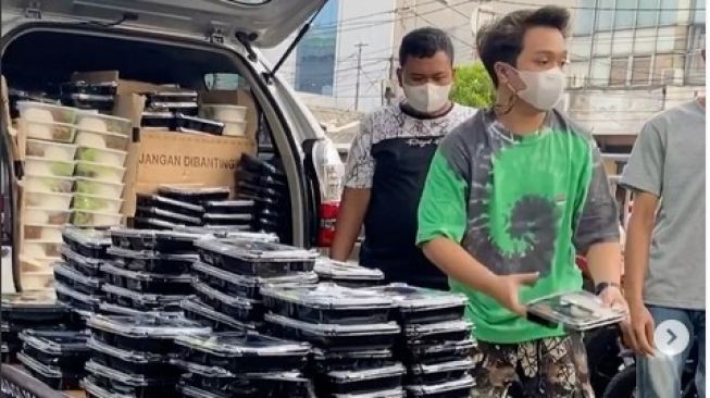 Selebgram Razka Nabillian Galang Dana untuk Bagi-Bagi Nasi Bungkus ke Orang Membutuhkan