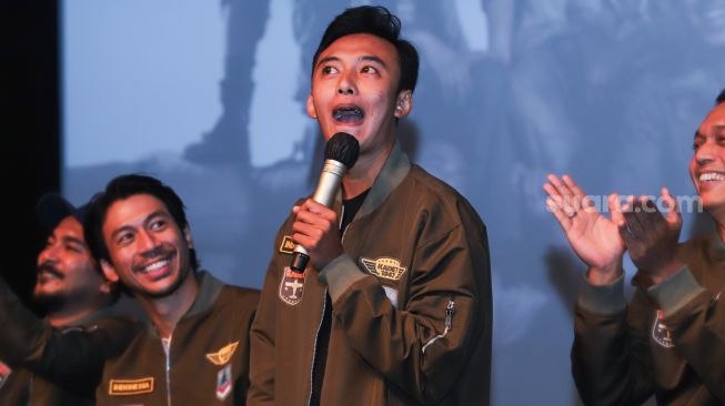 Aktor dan Komika Fajar Nugraha saat jumpa pers film 'Kadet 1947' di Senayan, Jakarta Selatan, Senin (22/11/2021). [Suara.com/Alfian Winanto]