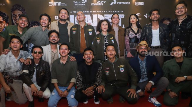 Para kru dan pemain film 'Kadet 1947' saat menggelar jumpa pers di Senayan, Jakarta Selatan, Senin (22/11/2021). [Suara.com/Alfian Winanto]