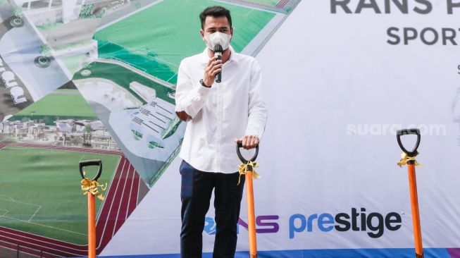 Chairman RANS Cilegon FC Raffi Ahmad saat acara groundbreaking RANS Prestige Sportainment di Pantai Indah Kapuk 2, Jakarta Utara, Senin (22/11/2021). [Suara.com/Alfian Winanto]