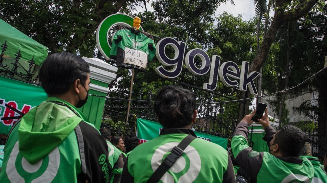 Driver ojek daring berunjuk rasa menolak penyesuaian tarif dengan mendatangi kantor Gojek di Solo, Jawa Tengah, Senin (22/11/2021). ANTARA FOTO/Mohammad Ayudha