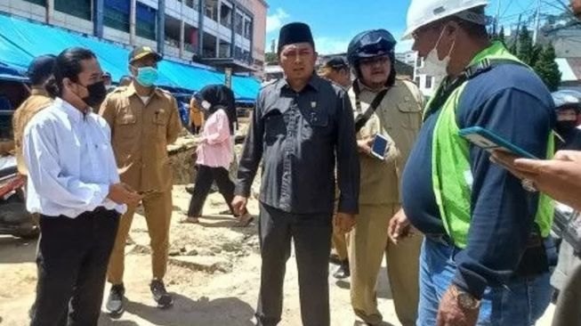 Anggota DPRD Kota Bukittinggi saat sidak proyek drainase. [Dok.ANTARA]