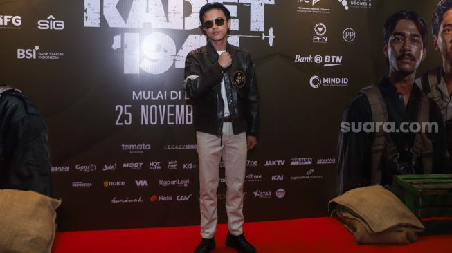 Aktor Bisma Karisma berpose didepan kamera saat gala premiere film 'Kadet 1947' di Senayan, Jakarta Selatan, Senin (22/11/2021). [Suara.com/Alfian Winanto]