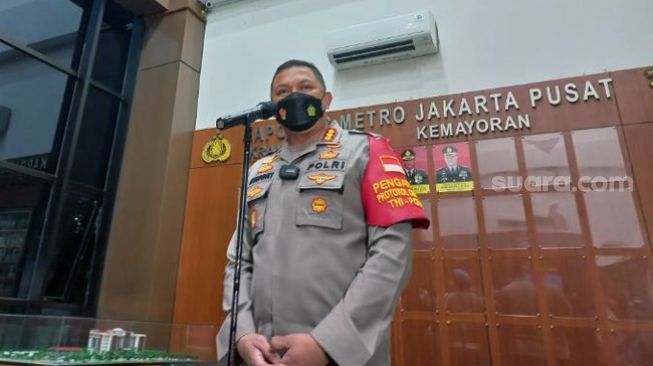 Kapolres Metro Jakarta Pusat Kombes Hengki Haryadi dalam konferensi pers terkait kasus pemerasan terhadap anggotanya di Mapolres Metro Jakarta Pusat, Senin (22/11/2021). [Suara.com/Yaumal Asri Adi Hutasuhut]