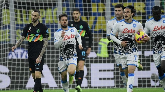 Pemain pengganti Dries Mertens (kedua dari kiri) berhasil memperkecil ketertinggalan jadi 3-2 saat Inter Milan bersua Napoli di ajang Serie A pekan ke-13 di Stadion Guseppe Meazza, (22/11/2021). (Foto: AFP)