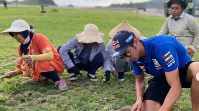 Toprak ikut membantu ngarit rumput bersama para perempuan lokal, Jumat (19/11/2021).[Instagram]