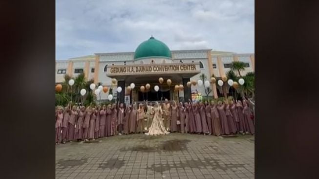 Kondangan Sekaligus Reuni, Jumlah Bridesmaid Pengantin Wanita Ini Bikin Salfok