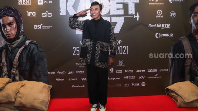 Aktor dan Komika Fajar Nugraha berpose didepan kamera saat gala premiere film 'Kadet 1947' di Senayan, Jakarta Selatan, Senin (22/11/2021). [Suara.com/Alfian Winanto]