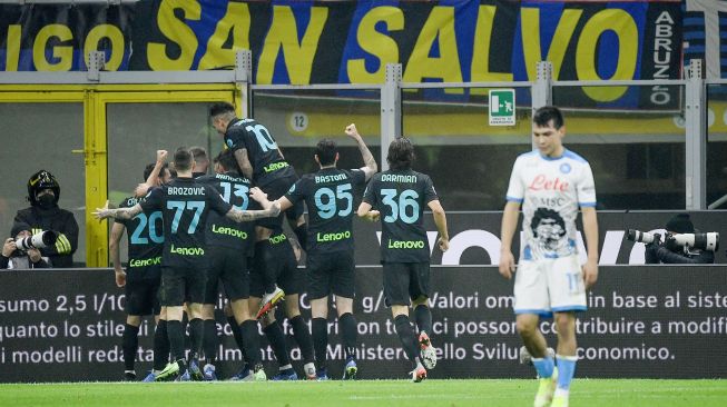 Para pemain Inter Milan merayakan dengan kemenangan selama pertandingan sepak bola Serie A Italia antara Inter melawan Napoli,  di Stadion Giuseppe Meazza, Milan, Itlia, Senin (22/11) dini hari WIB. MONTEFORTE / AFP