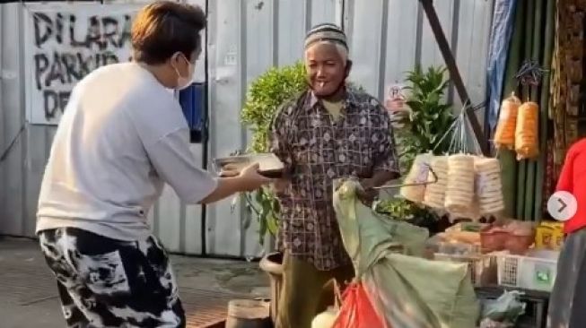 Selebgram Razka Nabillian membagi-bagikan makanan ke orang-orang yang membutuhkan. [Instagram]