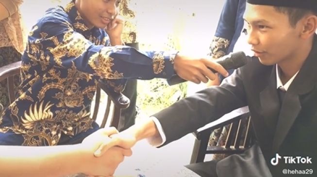 Praktik akad nikah bikin baper. (Tiktok/@hehaa29)