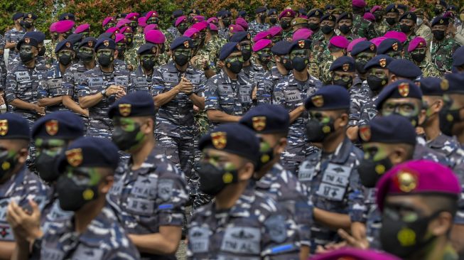 Sejumlah prajurit TNI AL bersiap menyambut Panglima TNI Jenderal TNI Andika Perkasa saat kunjungan ke Mabes TNI AL di Cilangkap, Jakarta, Senin (22/11/2021). ANTARA FOTO/Galih Pradipta