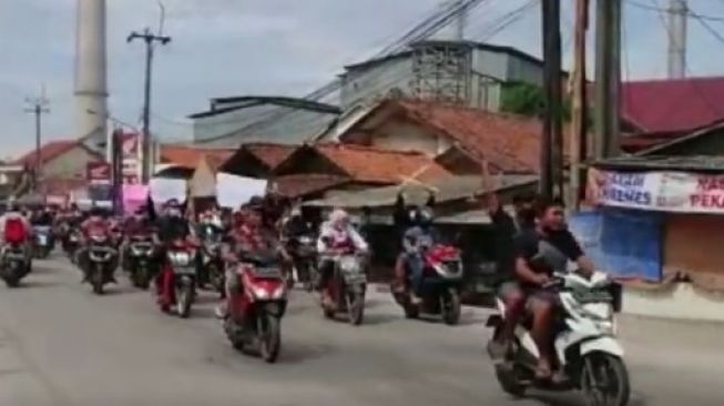 Warga Konvoi Motor di Jalan Perjuangan Cikarang, Tuntut Kepala Desa Dicopot dari Jabatan