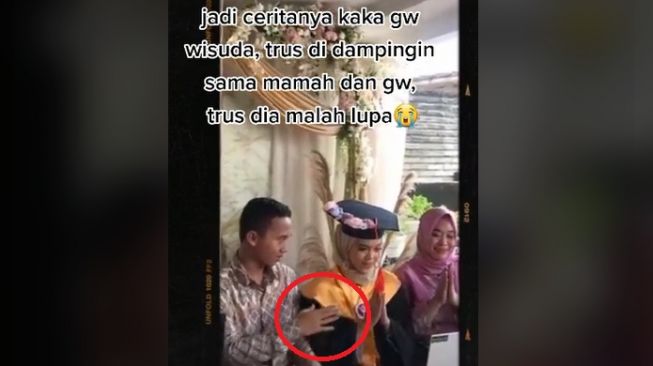 Pria alami hal memalukan saat dampingi kakak wisuda online (tiktok)