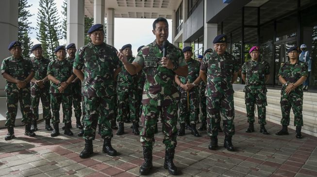 Panglima TNI Jenderal TNI Andika Perkasa (tengah) didampingi Kepala Staf Angkatan Laut (KSAL) Laksamana TNI Yudo Margono (depak kiri) dan Wakil KSAL Laksamana Madya Ahmadi Heri Purwono (depan kanan) memberikan keterangan kepada wartawan saat berkunjungan ke Mabes TNI AL di Cilangkap, Jakarta, Senin (22/11/2021). ANTARA FOTO/Galih Pradipta