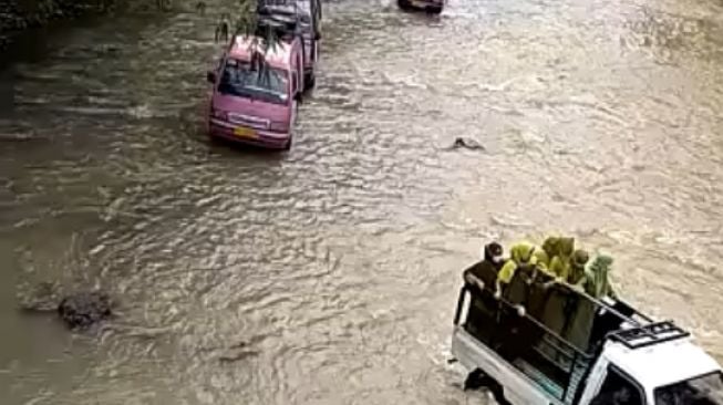 Viral rombongan mobil lawas susuri sungai demi tujuan yang bikin salut. (Facebook)