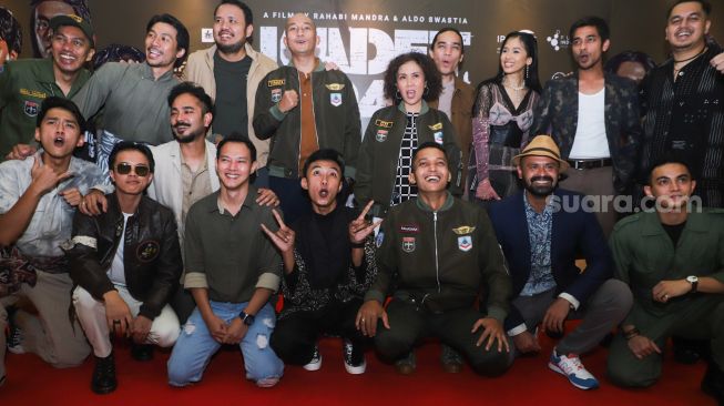 Para kru dan pemain film 'Kadet 1947' saat menggelar jumpa pers di Senayan, Jakarta Selatan, Senin (22/11/2021). [Suara.com/Alfian Winanto]