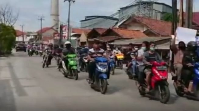 Iringan-iringan warga yang melakukan aksi tuntut Kepala Desa dicopot dari jabatan.[instagram]