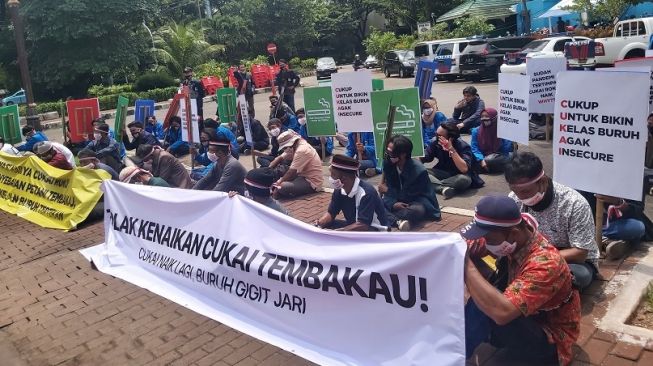 Tarif Cukai Naik, Petani Gruduk Kantor Menko Airlangga