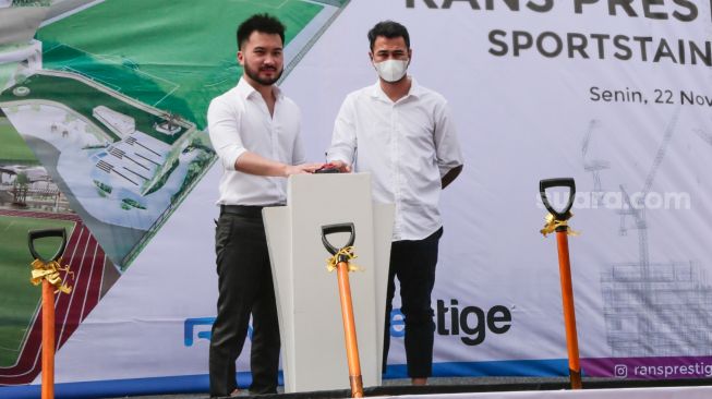 Chairman RANS Cilegon FC Raffi Ahmad dan Presiden Direktur Prestige Motorcars Rudy Salim saat acara groundbreaking RANS Prestige Sportainment di Pantai Indah Kapuk 2, Jakarta Utara, Senin (22/11/2021). [Suara.com/Alfian Winanto]