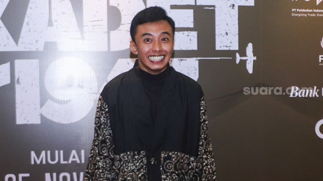 Aktor dan Komika Fajar Nugraha berpose didepan kamera saat gala premiere film 'Kadet 1947' di Senayan, Jakarta Selatan, Senin (22/11/2021). [Suara.com/Alfian Winanto]
