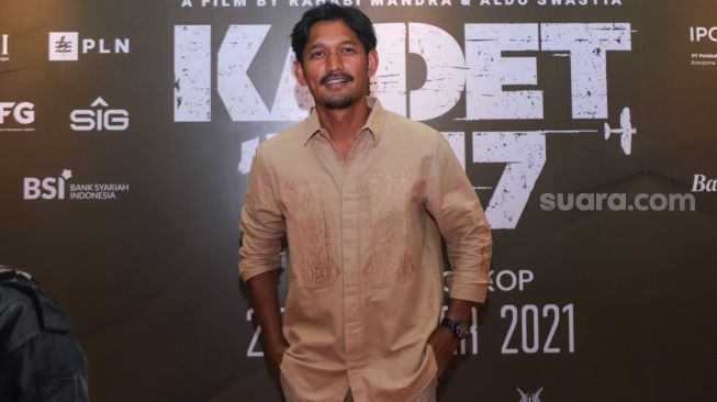 Aktor Ibnu Jamil berpose didepan kamera saat gala premiere film 'Kadet 1947' di Senayan, Jakarta Selatan, Senin (22/11/2021). [Suara.com/Alfian Winanto]