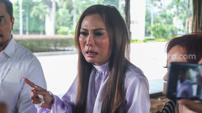 Ibunda dari Frederika Cull, Yulia Peers saat menggelar jumpa pers terkait permasalahannya dengan sang putri di Senayan, Jakarta Selatan, Jumat (22/11/2021). [Suara.com/Alfian Winanto]