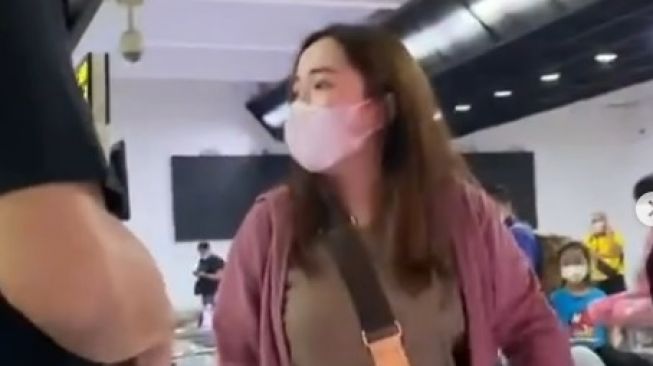 Potongan video yang beredar Ibu Arteria Dahlan dimaki-maki di Bandara.[Instagram]