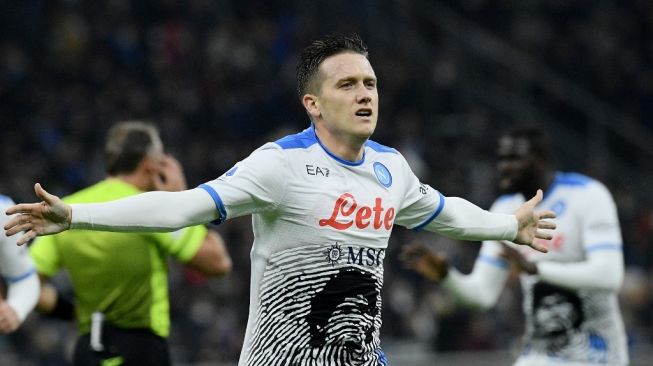 Gelandang serang Napoli Piotr Zielinski benar-benar menjadi momok bagi Inter Milan usai membawa timnya membuka keunggulan 1-0 lewat tendangan kerasnya saat kedua tim bersua di pekan ke-13 di Stadion Guiseppe Meazza, Senin (22/11/2021) dini hari WIB, Inter menang 3-2. (foto: AFP)