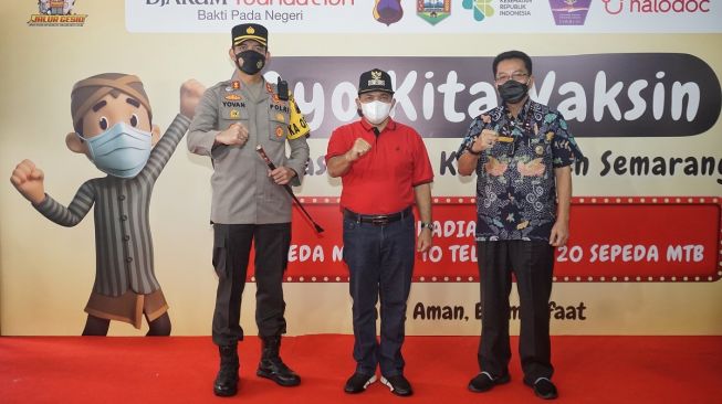 Bupati Semarang, H Ngesti Nugraha, Wakil Bupati Semarang H. Basari, dan Kapolres Semarang AKBP Yovan Fatika Handsika Aprilaya dan Vice Program Director Bakti Sosial Djarum Foundation, Achmad Budiharto memantau program vaksinasi di Balai Desa Watuagung, Tuntang, Jumat (19/11/2021).