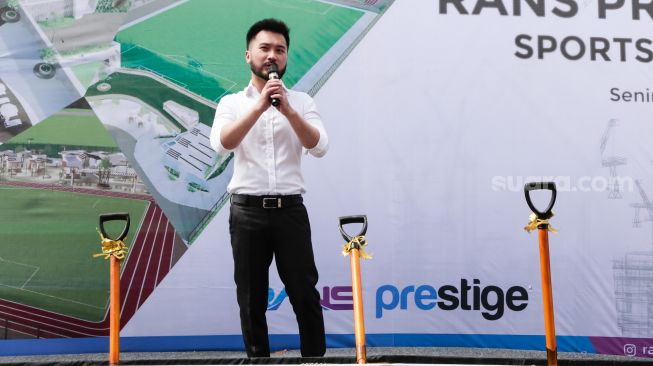 Presiden Direktur Prestige Motorcars Rudy Salim saat acara groundbreaking RANS Prestige Sportainment di Pantai Indah Kapuk 2, Jakarta Utara, Senin (22/11/2021). [Suara.com/Alfian Winanto]