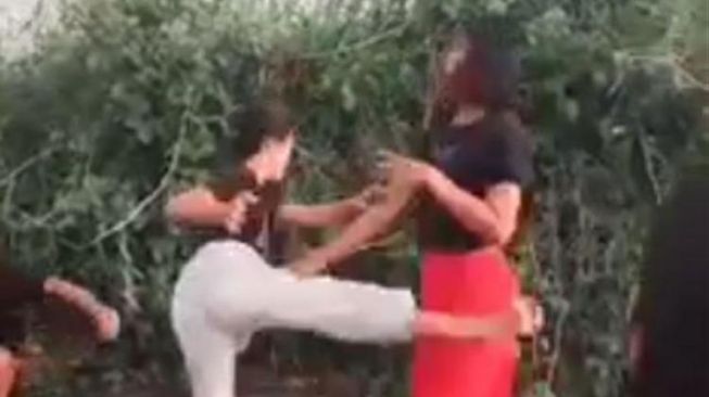 Dua Gadis di Buleleng Bali Duel Rebutan Cowok, Videonya Berdurasi 15 Detik Viral