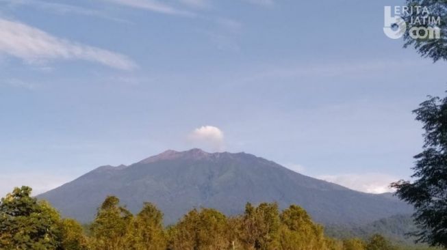 Muncul Asap di Puncak Gunung Raung, Wisatawan Dilarang Mendekati Kawah