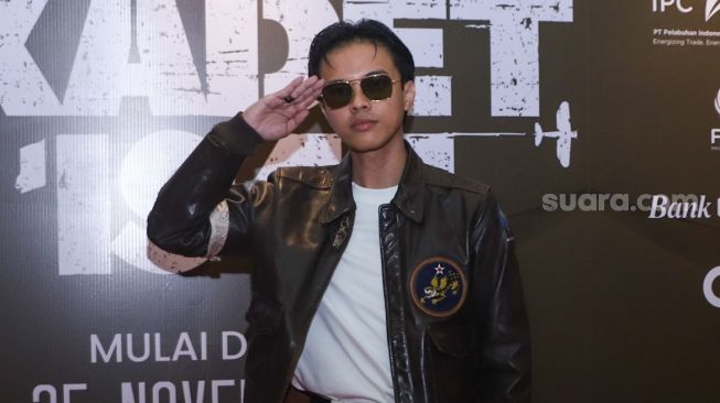 Aktor Bisma Karisma berpose didepan kamera saat gala premiere film 'Kadet 1947' di Senayan, Jakarta Selatan, Senin (22/11/2021). [Suara.com/Alfian Winanto]