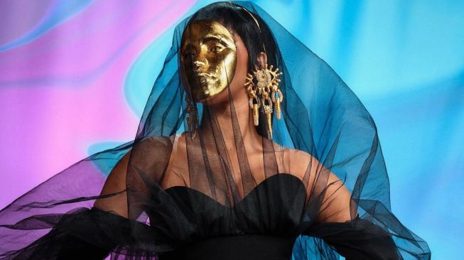 Cardi B memakai topeng emas di ajang American Music Awards 2021. [Instagram @iamcardib]