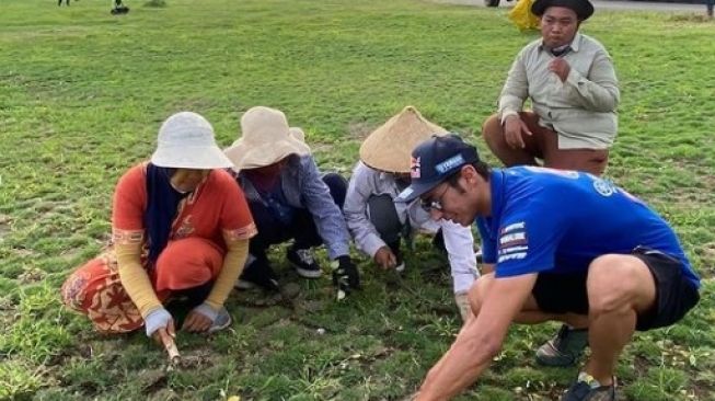 Toprak ikut membantu ngarit rumput bersama para perempuan lokal, Jumat (19/11/2021).[Instagram]