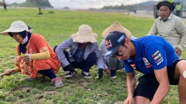 Toprak ikut ngarit rumput bersama para perempuan lokal, Jumat (19/11/2021).[Instagram]