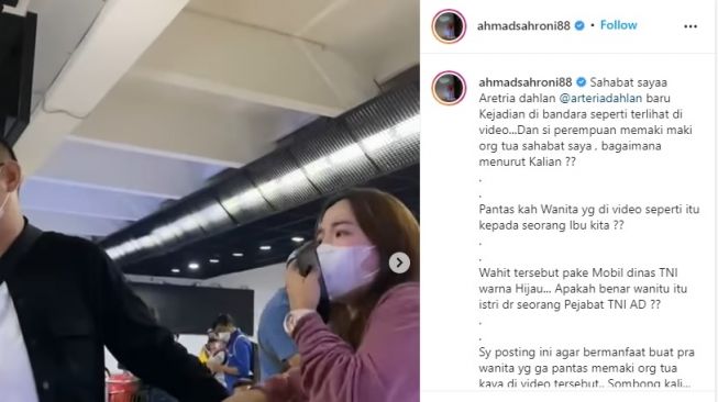 Ibunda Arteria Dahlan Dimaki di Bandara (Instagram/@ahmadsahroni88)