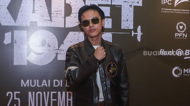 Aktor Bisma Karisma berpose didepan kamera saat gala premiere film 'Kadet 1947' di Senayan, Jakarta Selatan, Senin (22/11/2021). [Suara.com/Alfian Winanto]